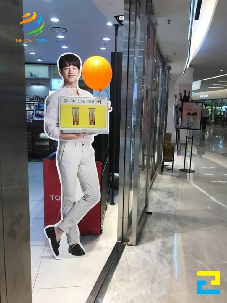 Standee hình người mang lại sự sinh động hơn là standee các loại hình ảnh về sản phẩm khác, giúp gây chú ý, thu hút lấy thiện cảm từ khách hàng